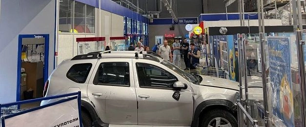 Неожиданное ЧП: автомобиль въехал в гипермаркет в Истре