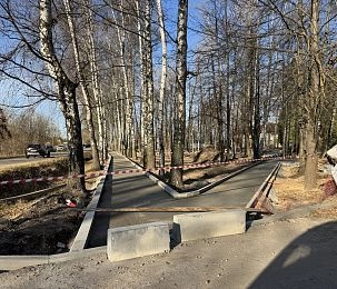 В Снегирях обустраивают дорожки на Станционной улице 