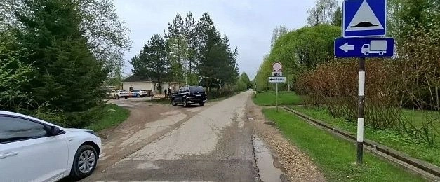 В Новораково появился шлагбаум, ограничивающий высоту проезжающих машин
