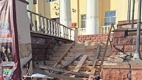 В Истринском Доме культуры начали ремонт входной лестницы