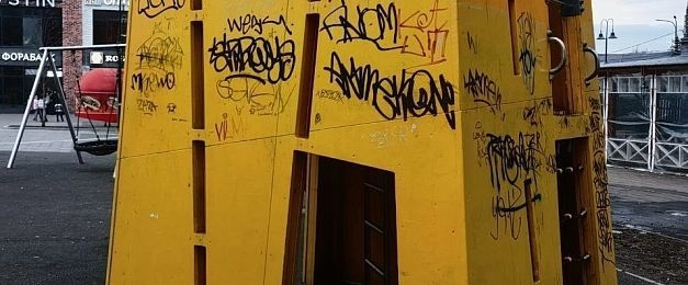 Вандалы изуродовали и разгромили детскую площадку в центре города