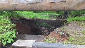 Оползень возле парка на реке Песочной: дороге грозит обрушение