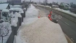Тротуары в Высоково, где машина сбила рабочих, расчистили на следующий день 