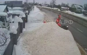 Тротуары в Высоково, где машина сбила рабочих, расчистили на следующий день 