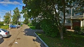 Новопетровскому нужны тротуары: дачники объезжают пробку прямо по дворам