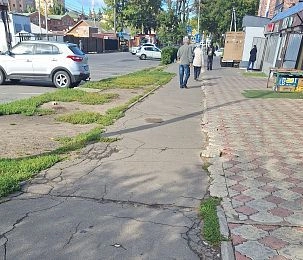 Почему благоустройство обошло стороной тротуар на улице 15 лет Комсомола?