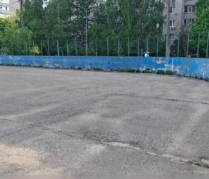 Спортивную площадку на одной из центральных улиц Истры обещали отремонтировать к концу лета