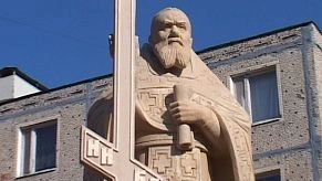 Силами прихожан обновляется памятник священномученику Алексию в Глебовском
