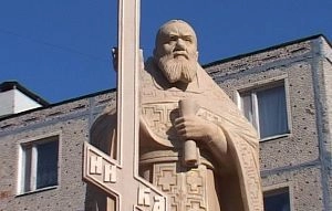 Силами прихожан обновляется памятник священномученику Алексию в Глебовском