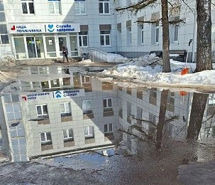 «Знаменитая» лужа на входе в поликлинику Истры пережила капремонт 