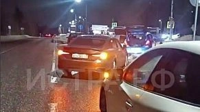 Около 20 машин пробили колёса из-за ямы на дороге возле Андреевского