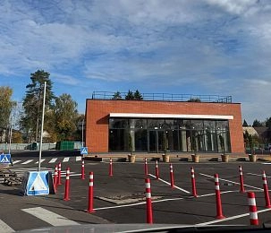 Дизайн нового фастфуда в Снегирях: столбики, туи в контейнерах и знаки
