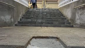 Лестница в поликлинике Дедовска начала разваливаться сразу после ремонта