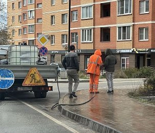 Накануне субботника в Истре моют тротуары