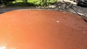 Стройка без правил: подрядчик забрызгал во дворе цементом машину жителя