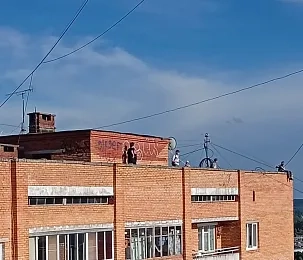Дети гуляют на крыше многоэтажки в Истре