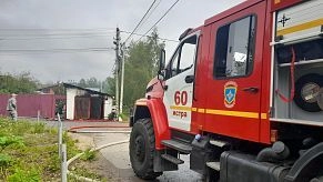 Щитовой дом пострадал от пожара после взрыва газового баллона