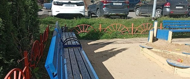 В Истре покрасили лавочки, а написать предупреждение не сочли нужным
