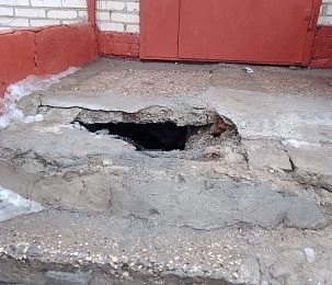 На входе в подъезд многоквартирного дома в Дедовске образовалась дыра