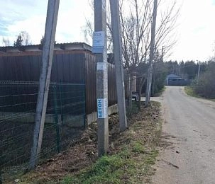 Порядок для галочки: мусор вдоль дороги убрали, а на столбе – «не заметили»