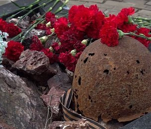 Школьники исполнили Вальс Победы у памятника погибшим воинам в Вельяминово