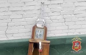 Молодые грабители похитили ящик для сбора помощи храму