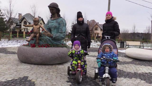 Памятник маме открыли в Красногорске