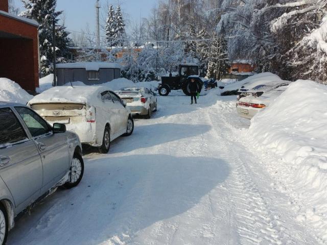 Уборке снега мешают брошенные автомобили    