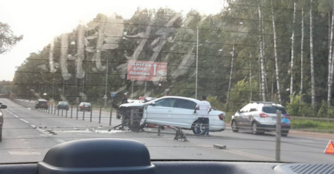 Skoda влетела в тросовое ограждение на Волоколамском шоссе