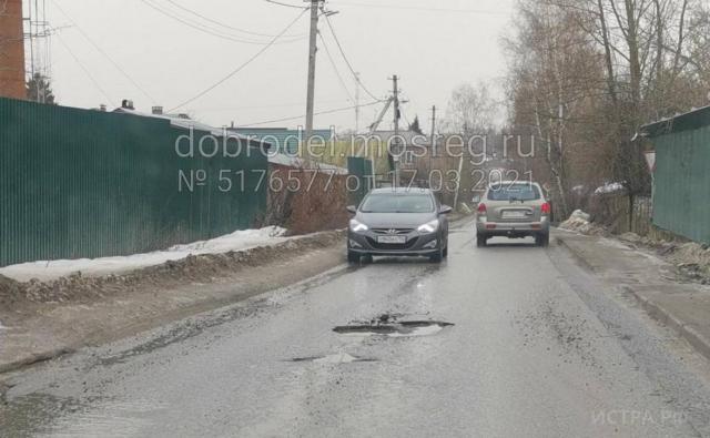 «Пьяная дорога» в Дедовске:  «Снег сошёл вместе с асфальтом»
