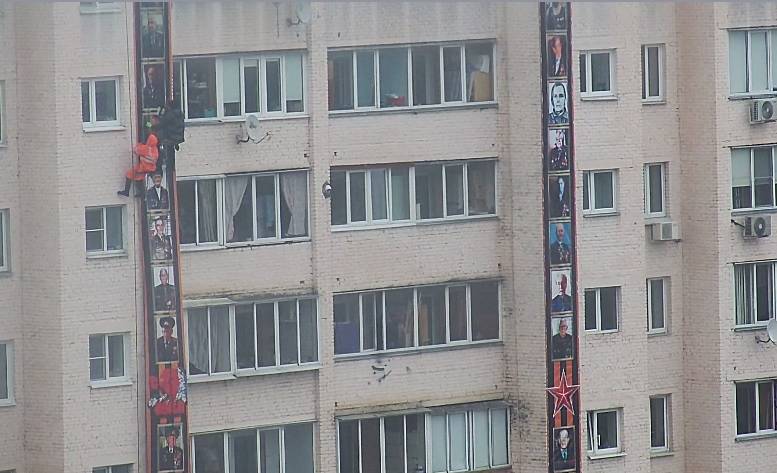 На фасад жилого дома в Истре повесили портреты ветеранов