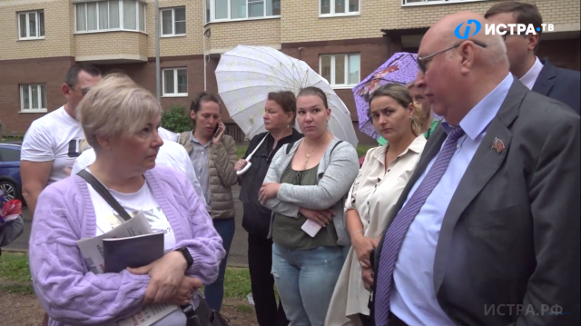 Когда наладится жизнь в ЖК «Новоснегирёвский»? Жители встретились с администрацией округа