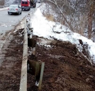 Провал «мосавтодоровского» масштаба: в Зенькино остановили разрушение дороги