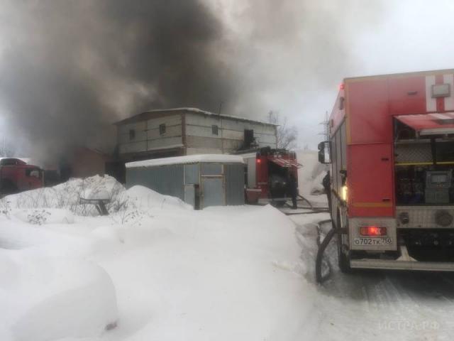 Шесть пожарных расчётов тушат пожар в д. Горки
