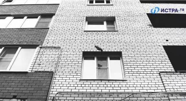 В ЖК «Новоснегирёвский» четырёхлетний малыш выпал из окна 4-го этажа