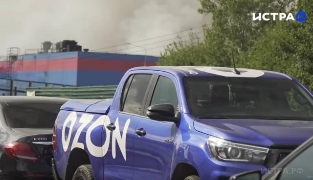 Работников пострадавшего в пожаре склада Ozon распределяют по другим объектам