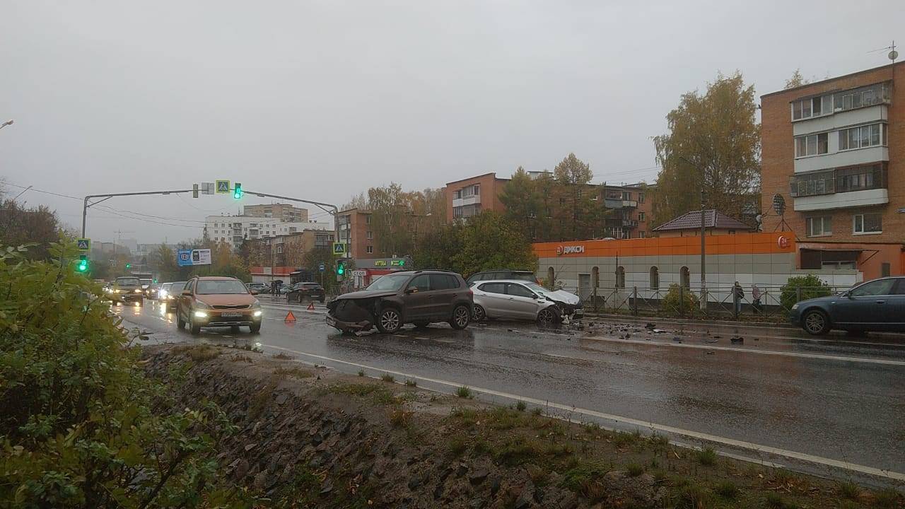 Несколько автомобилей столкнулось на Волоколамском шоссе в Истре