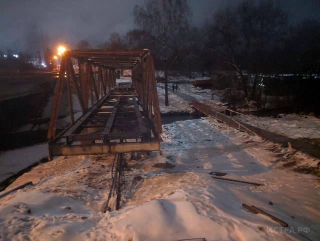 Полным ходом идёт ремонт пешеходного моста через реку Песочную 